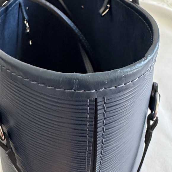 Louis Vuitton
Epi Neverfull MM w/Pouch - Picture 13 of 17